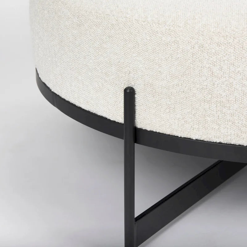 Pouf rotondo in tessuto bouclé color crema con base in metallo nero
