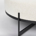 Pouf rotondo in tessuto bouclé color crema con base in metallo nero