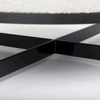 Pouf rotondo in tessuto bouclé color crema con base in metallo nero