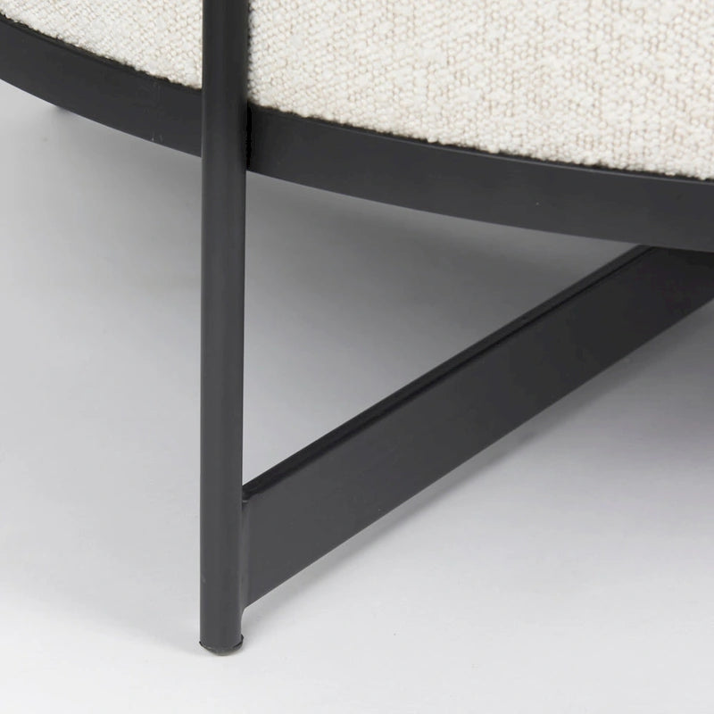 Pouf rotondo in tessuto bouclé color crema con base in metallo nero