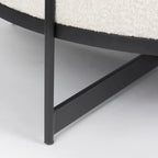 Pouf rotondo in tessuto bouclé color crema con base in metallo nero