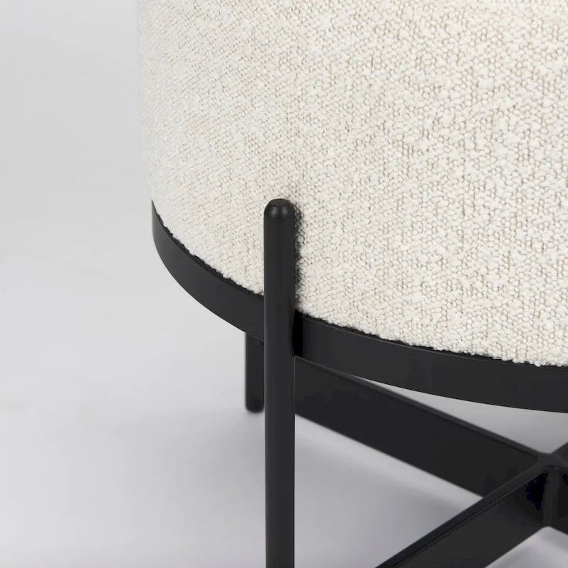 Pouf rotondo in tessuto bouclé color crema con base in metallo nero