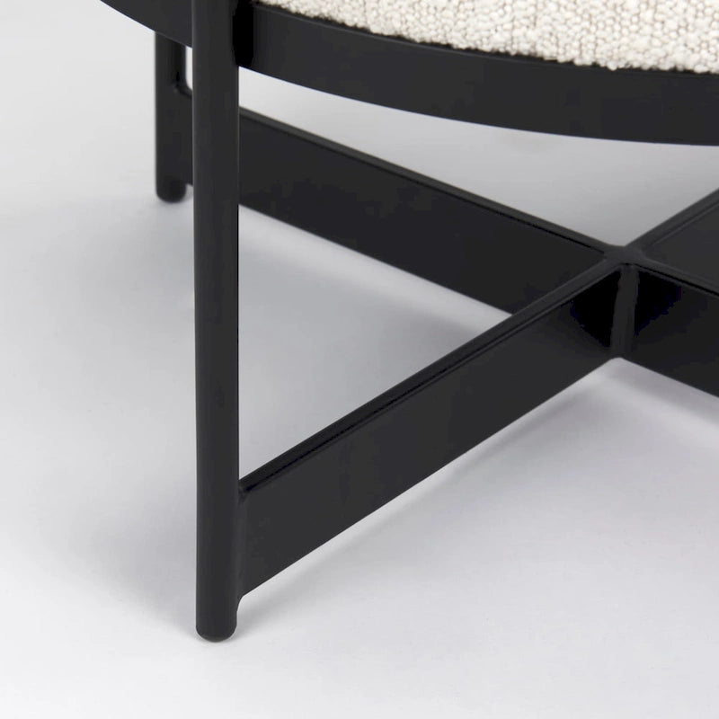 Pouf rotondo in tessuto bouclé color crema con base in metallo nero